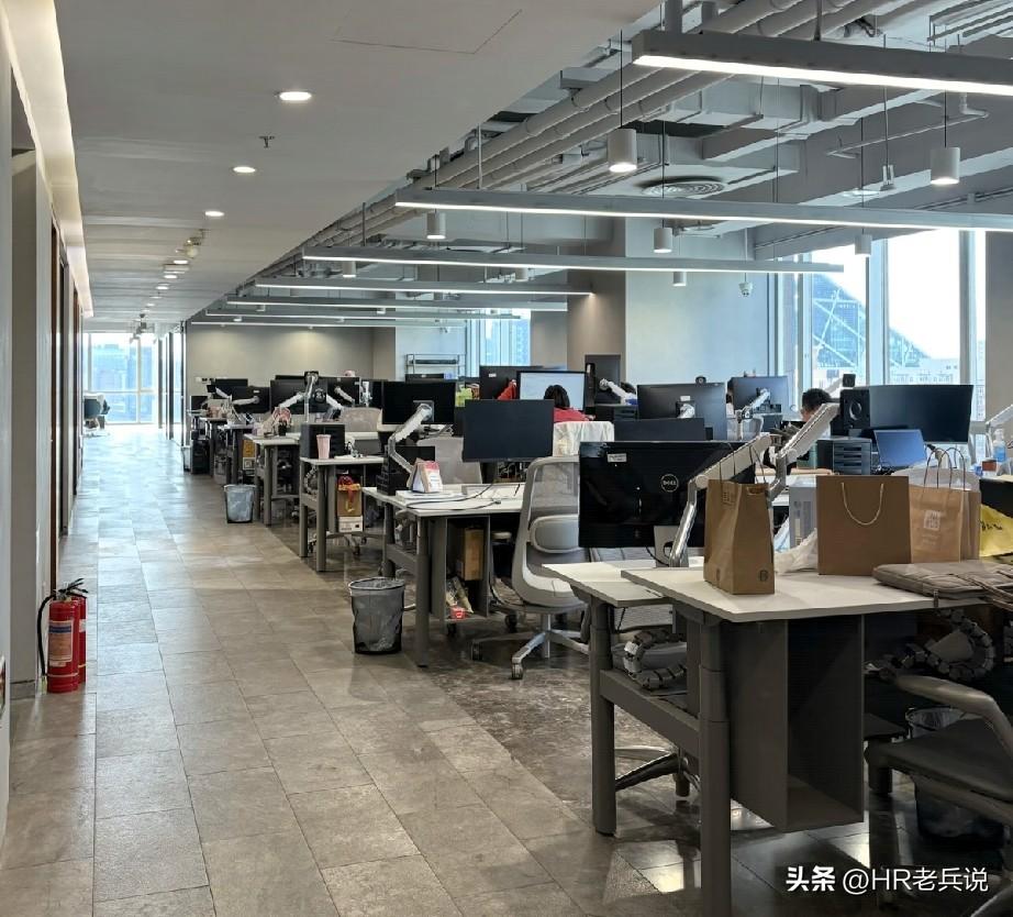 坚决不惯着心机同事！在一个项目协作群里，两个同事杠起来了[捂脸]起因是A同事直接
