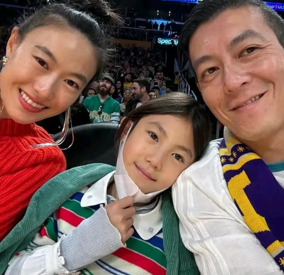 陈冠希一家三口看NBA
哇哦，陈冠希都老成这样了
脸上好多皱纹呀
不过看他的穿搭