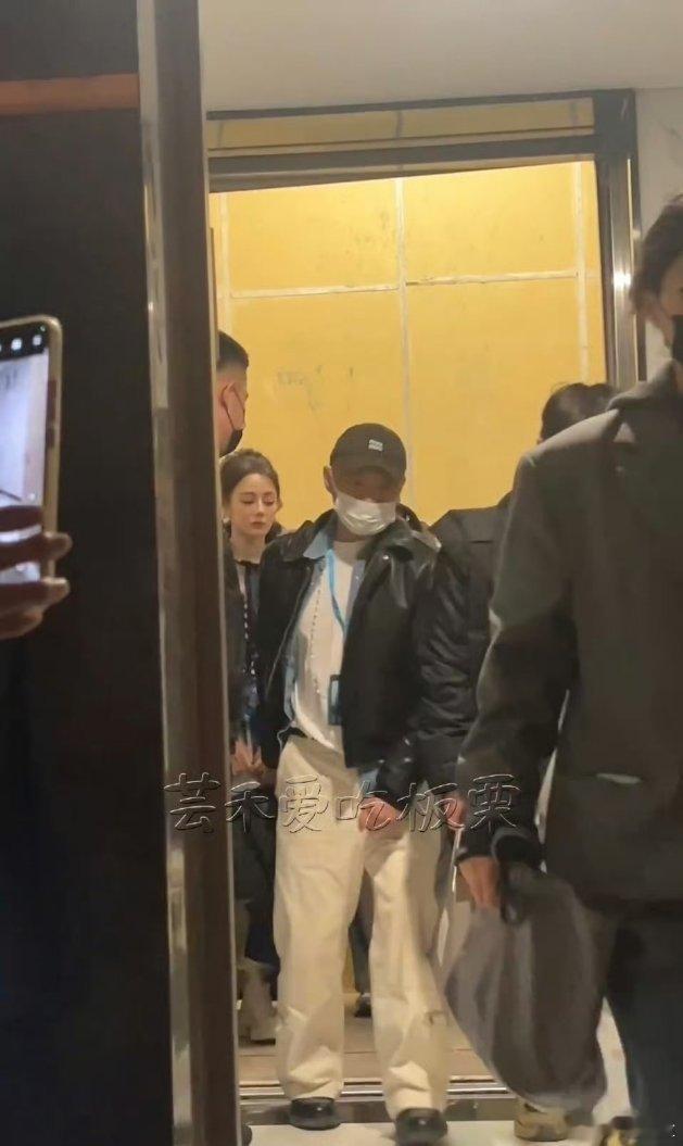 美丽的热巴，盘发公主裙造型困困的[相爱][相爱][相爱] ​​​