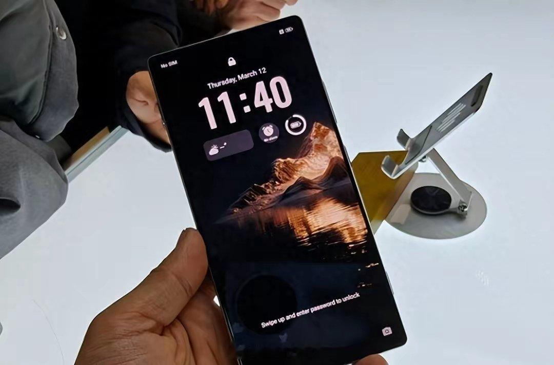 AWE 2026现场被追觅AURORA直接炸场，这块真·无挖孔全面屏一亮相，手机