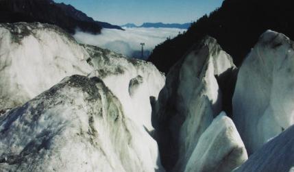 【贡嘎山】主峰有4条主山脊，西北、东北、西南、东南，攀登贡嘎山的路线有三条，但路