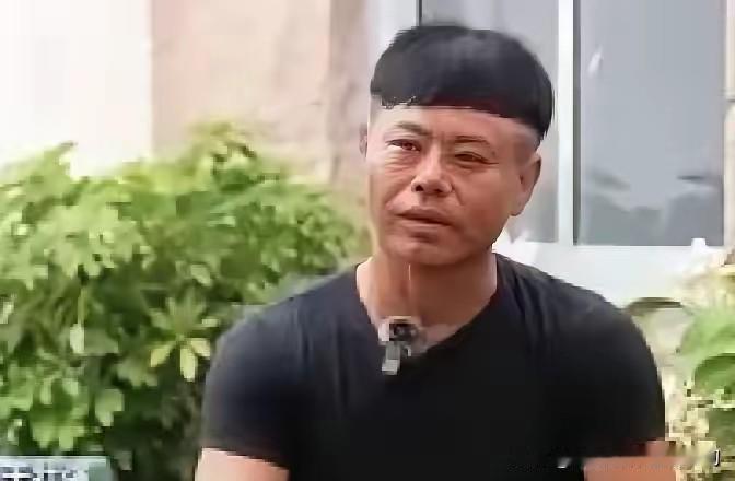 退伍老兵摆摊时纵身跳海，连救两人后累瘫在地：别嘲笑岸上的人“怕死”，这才是真正的