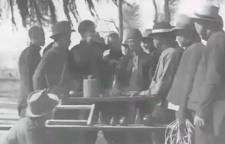 1942年，地下党员赵兴兰被捕。一个伪军给他送饭时，突然敲了敲碗底，还说要救他出