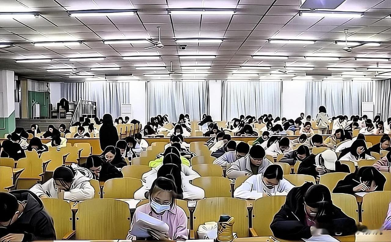 总有人抱怨公务员、事业编是家境优渥孩子的“专属领地”，普通家庭的孩子难以崭露头角