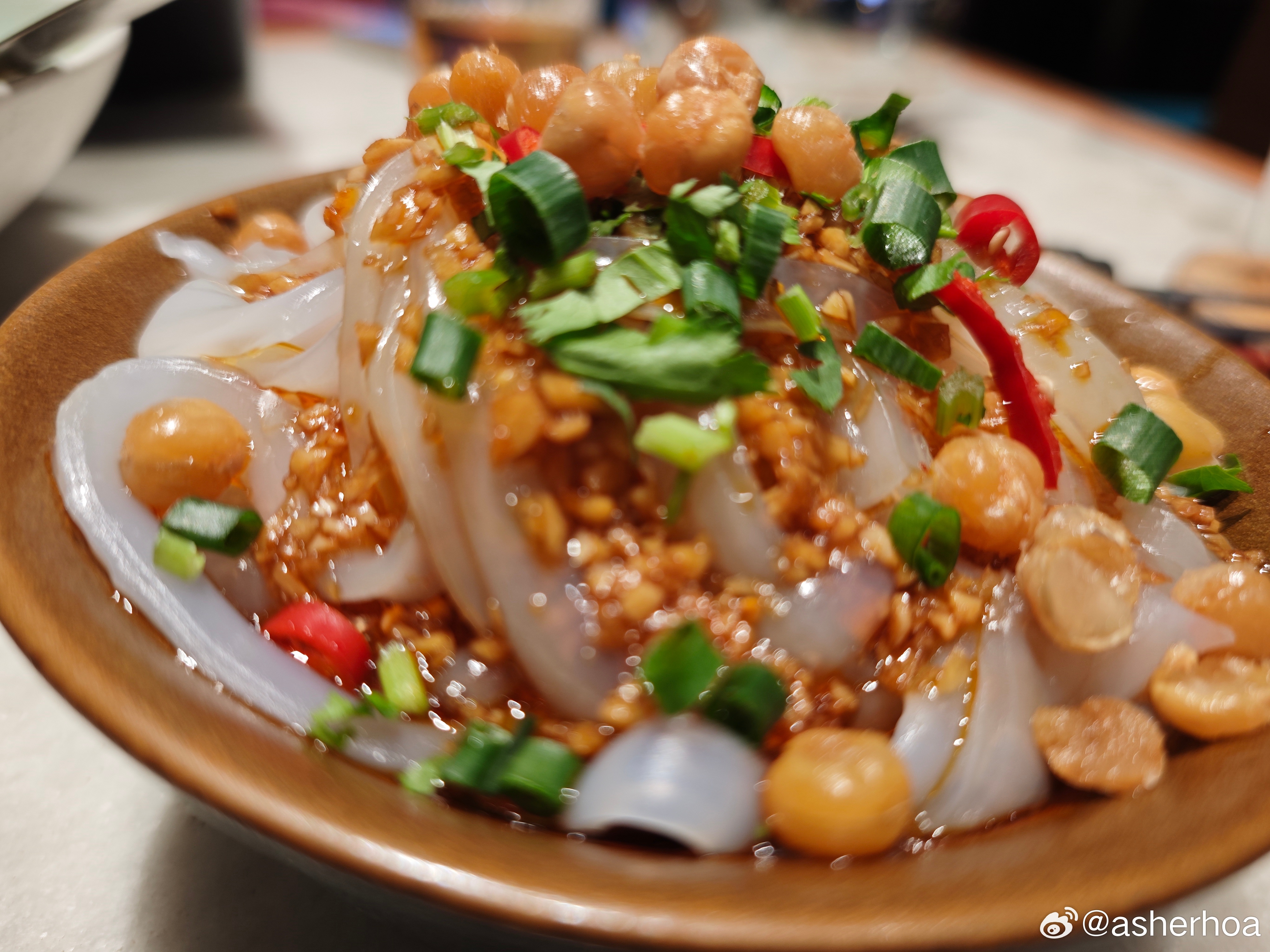 新疆凉粉味道居然跟四川凉粉很像，不过是绿豆做的。 