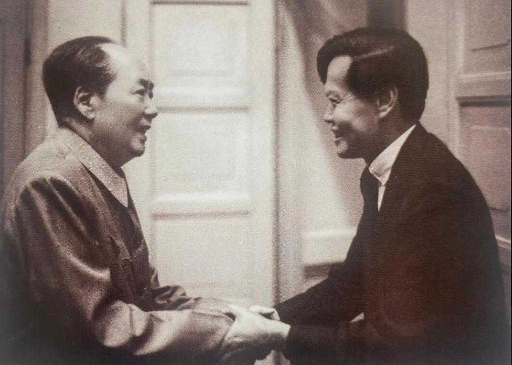 周培源先生回忆说，“毛主席和杨振宁的会谈结束了，众人都站了起来，可毛主席却没能站