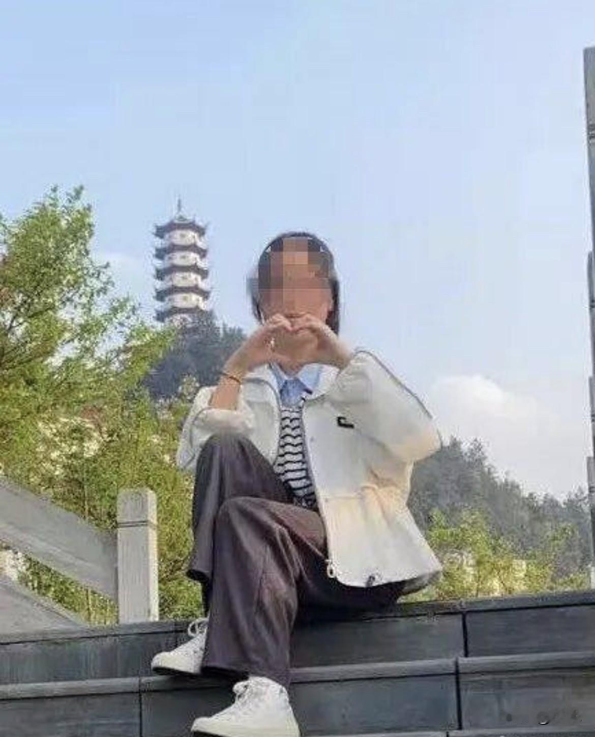 凌晨，19岁女儿在ICU里抢救，她妈跪在门口水泥地上，膝盖跪烂了都不知道。

1