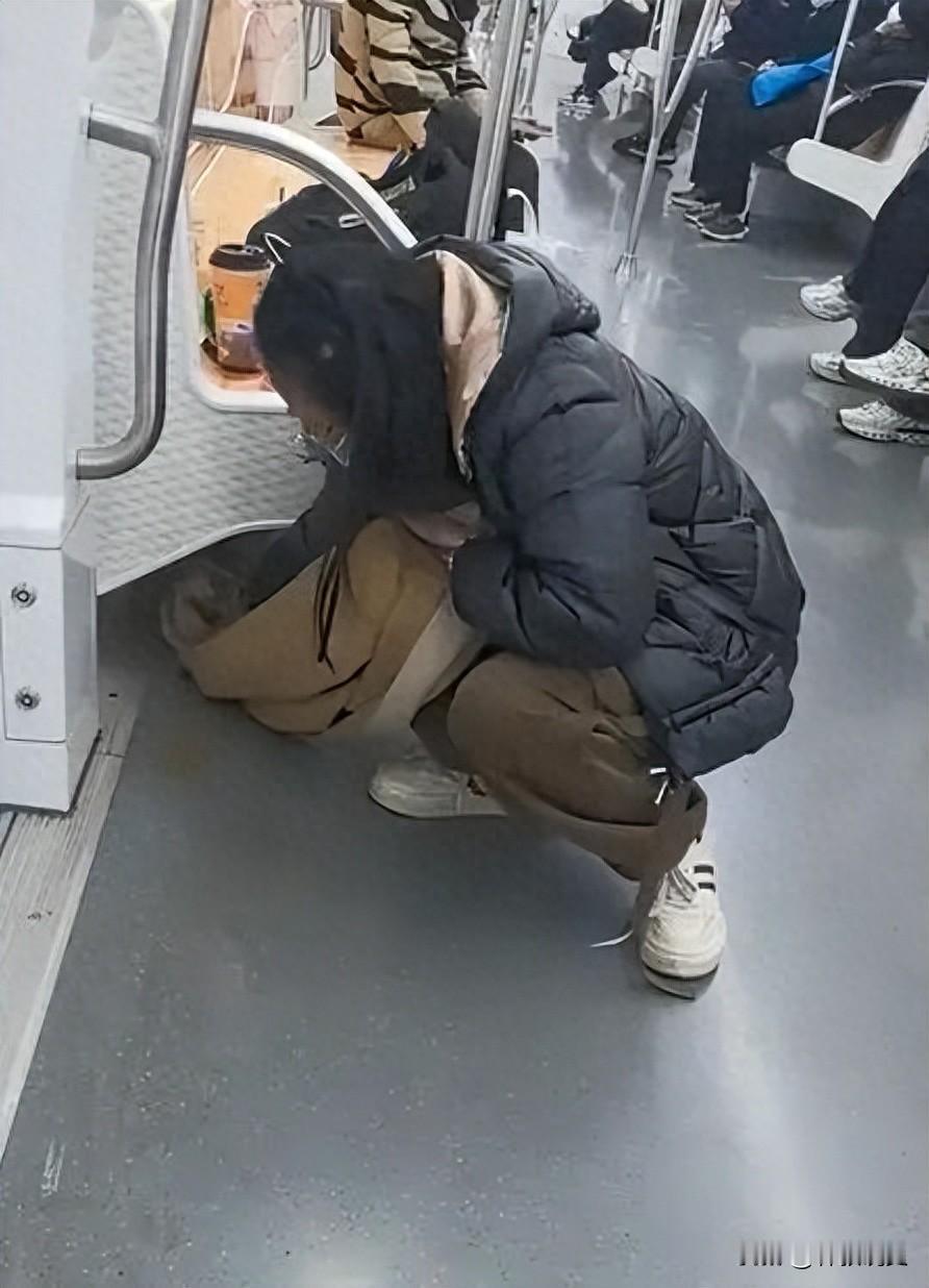 女子地铁上打翻饮料，用自己的围巾擦净，苏州地铁寻人：我们给你准备了新围巾！[嘘]