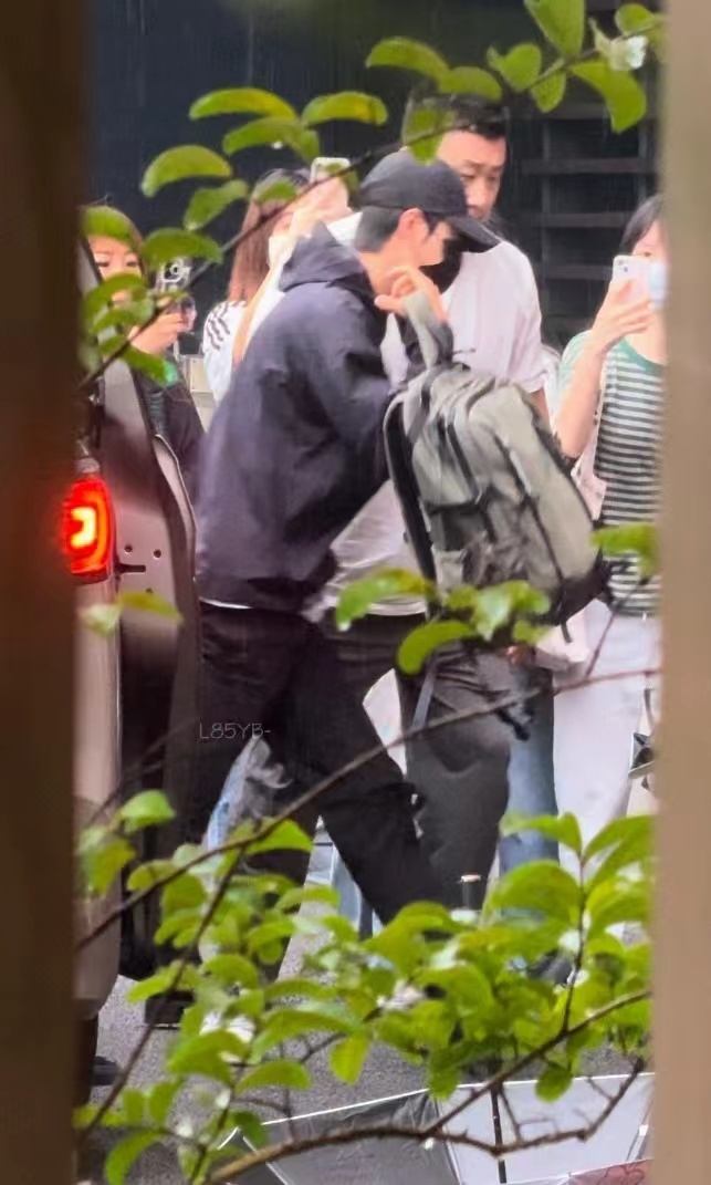 #王一博前往巴黎##王一博机场飞巴黎#王一博前往巴黎，哇塞哇塞 ​​​