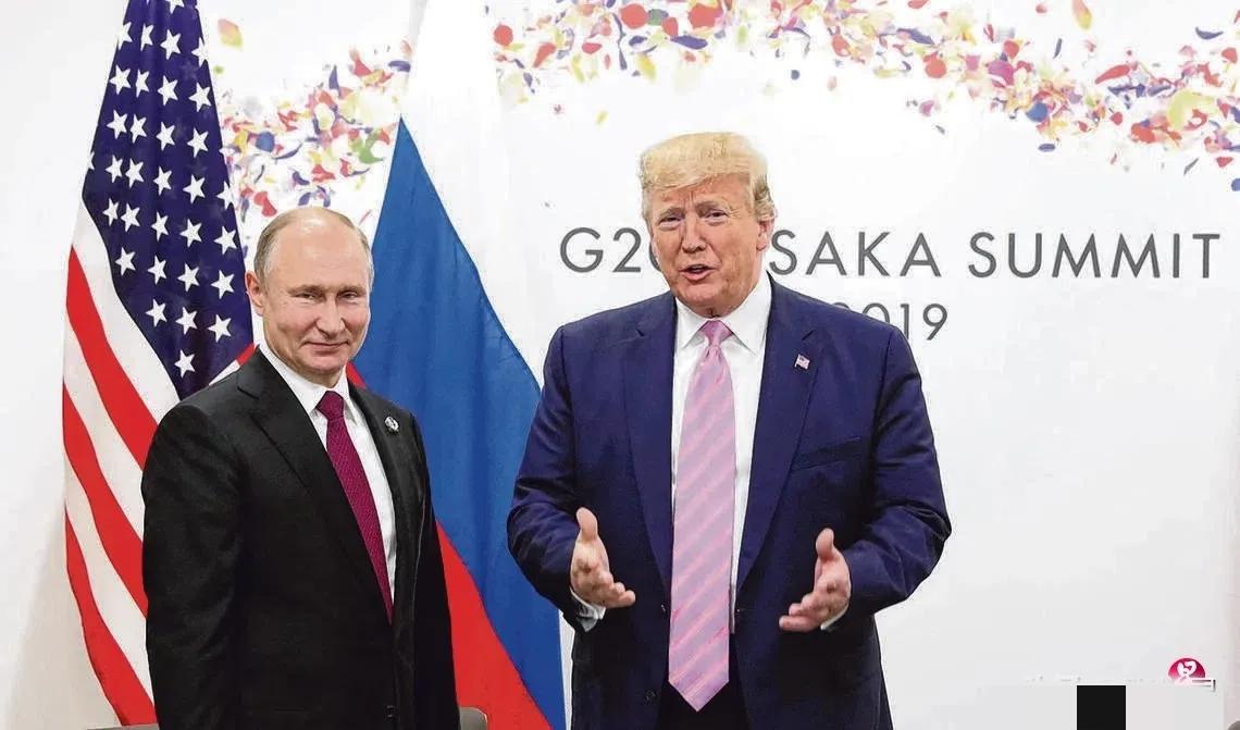 美国前国务卿蓬佩奥今天发文说：“邀请弗拉基米尔·普京出席二十国集团峰会，无异于向