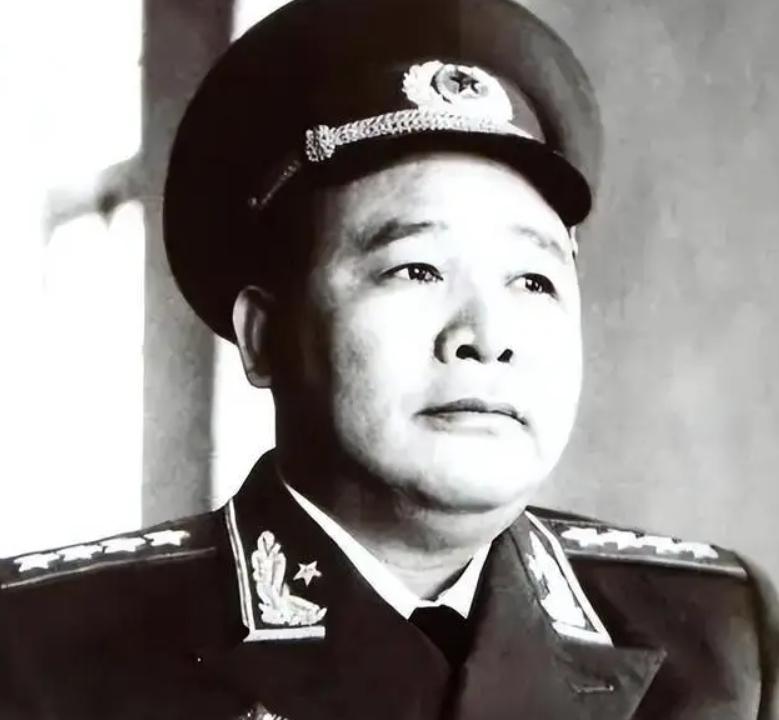 徐海东去餐馆吃饭，坐下后战战兢兢的请秘书点菜。秘书却大为不满：“请你注意身份，徐