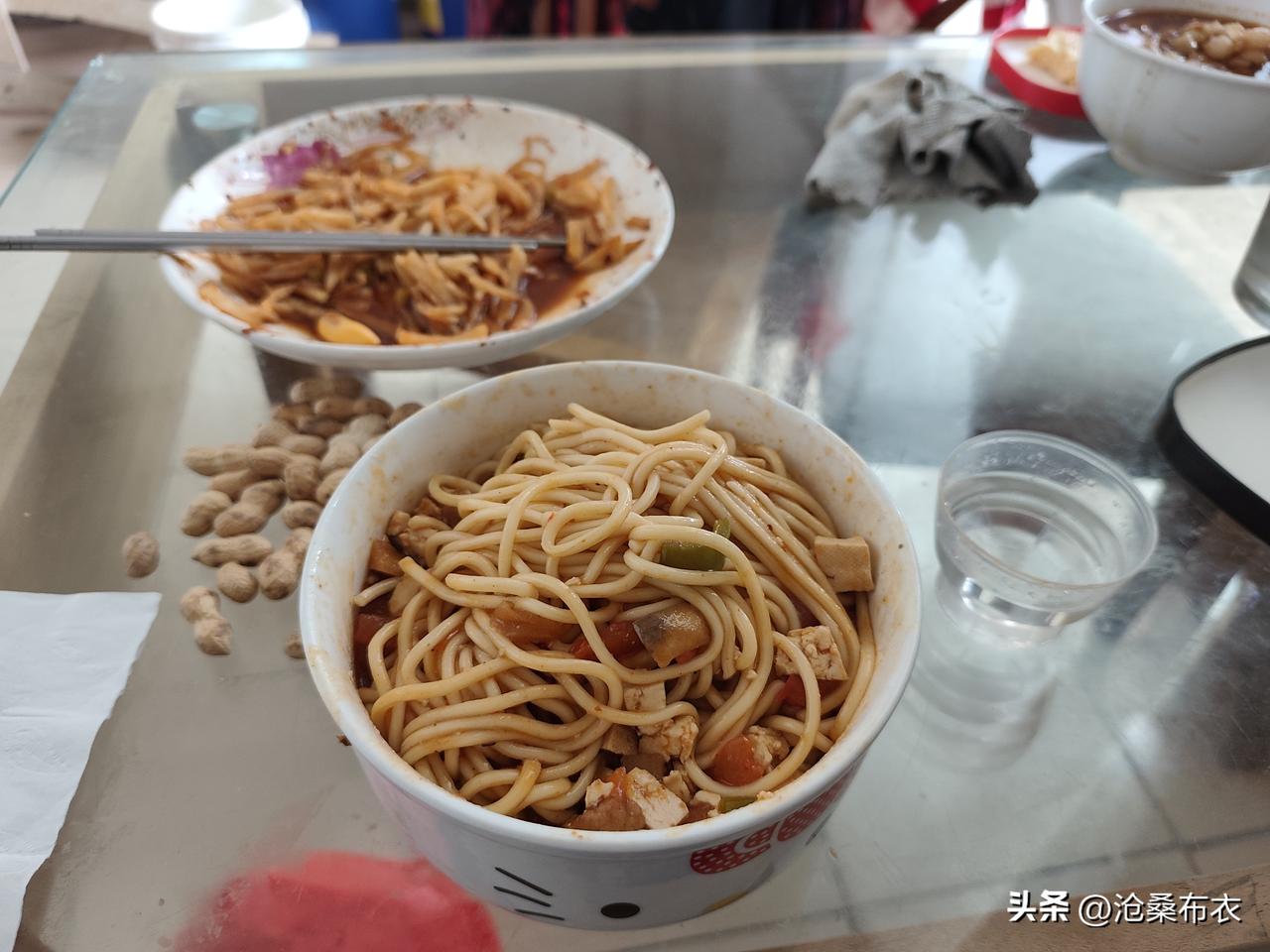 春日生活打卡季中午老婆端面上桌，我一看面条粗神均匀就知道她买机器面了，我故意问她