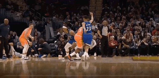 有一说一，哈登这个背后传球你给打几分？
斯特鲁斯接球后不需要做任何调整，直接抬手