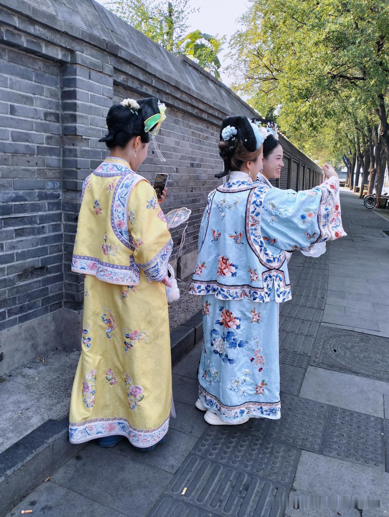 后来修乾隆实录，史官说乾隆诞生于雍和宫。嘉庆质疑，叫大臣重新核查。大臣捧出乾隆的
