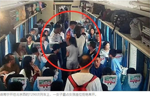 【#媒体评霸座者被乘警带离获掌声#，车厢里的掌声也是一种有力震慑】 #霸座行为不