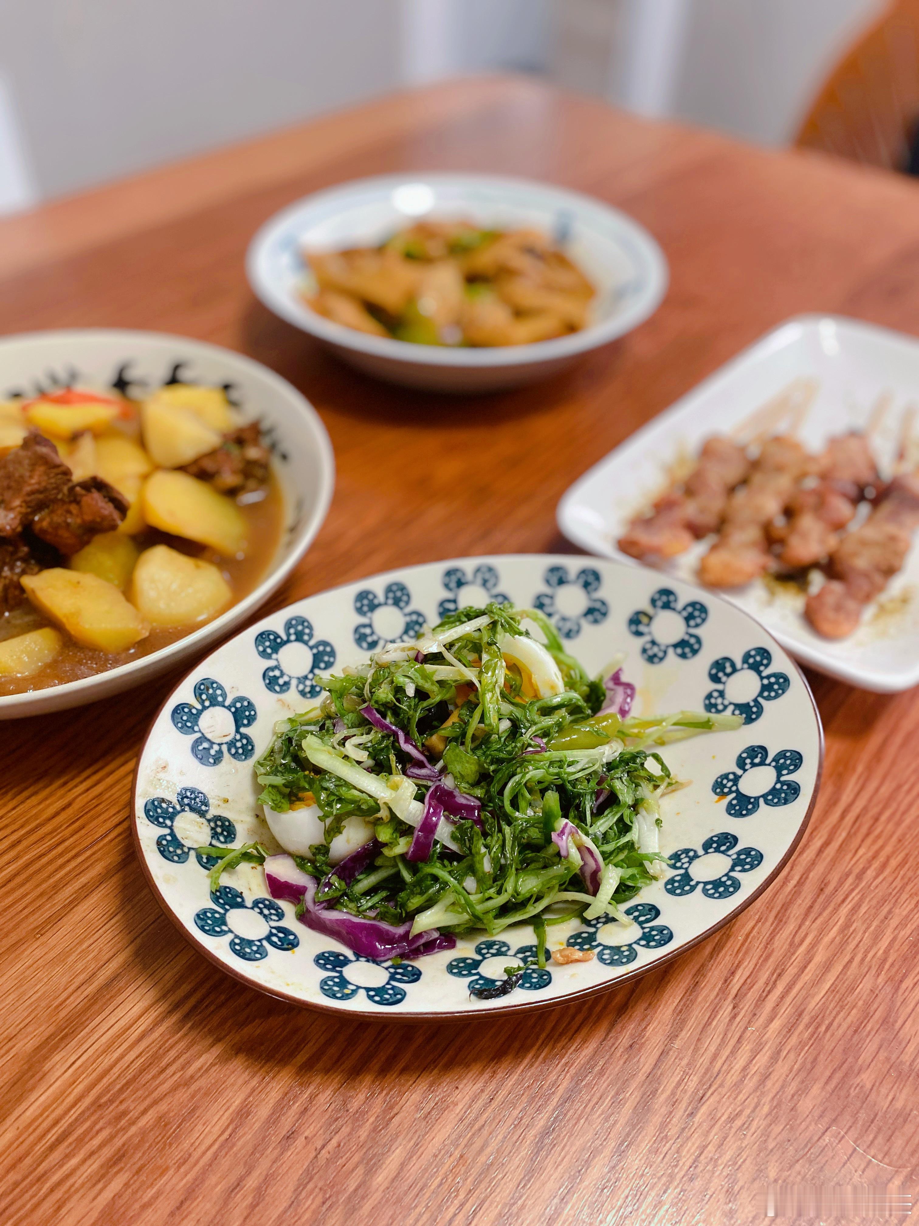 家常便饭又来了炖土豆、千页豆腐炒肉末，西红柿鸡蛋，调苦菊，昨天剩下的鸡肉串。简简