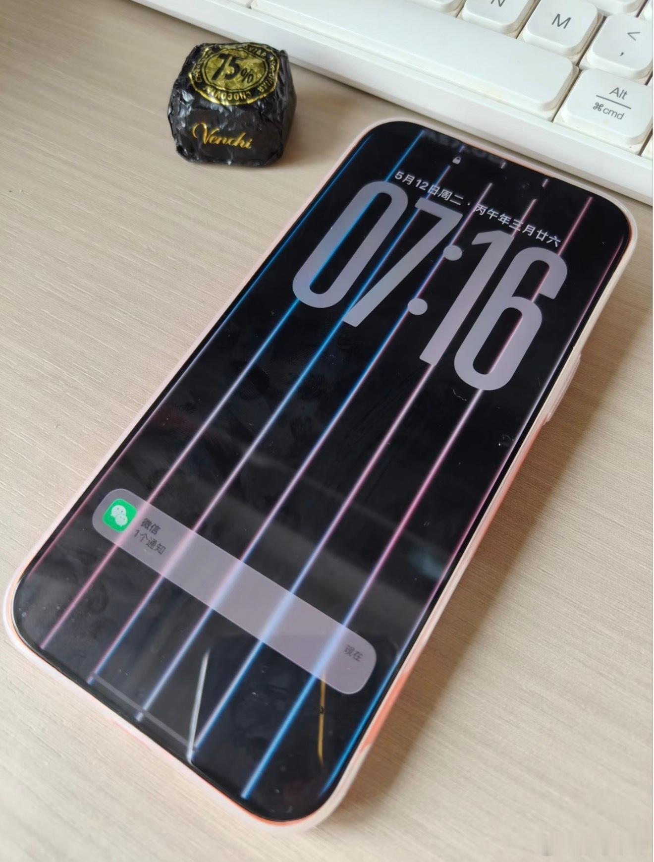 有网友iPhone更新26.5系统后，熄屏全天候这样显示，以为屏幕坏了出细线了，