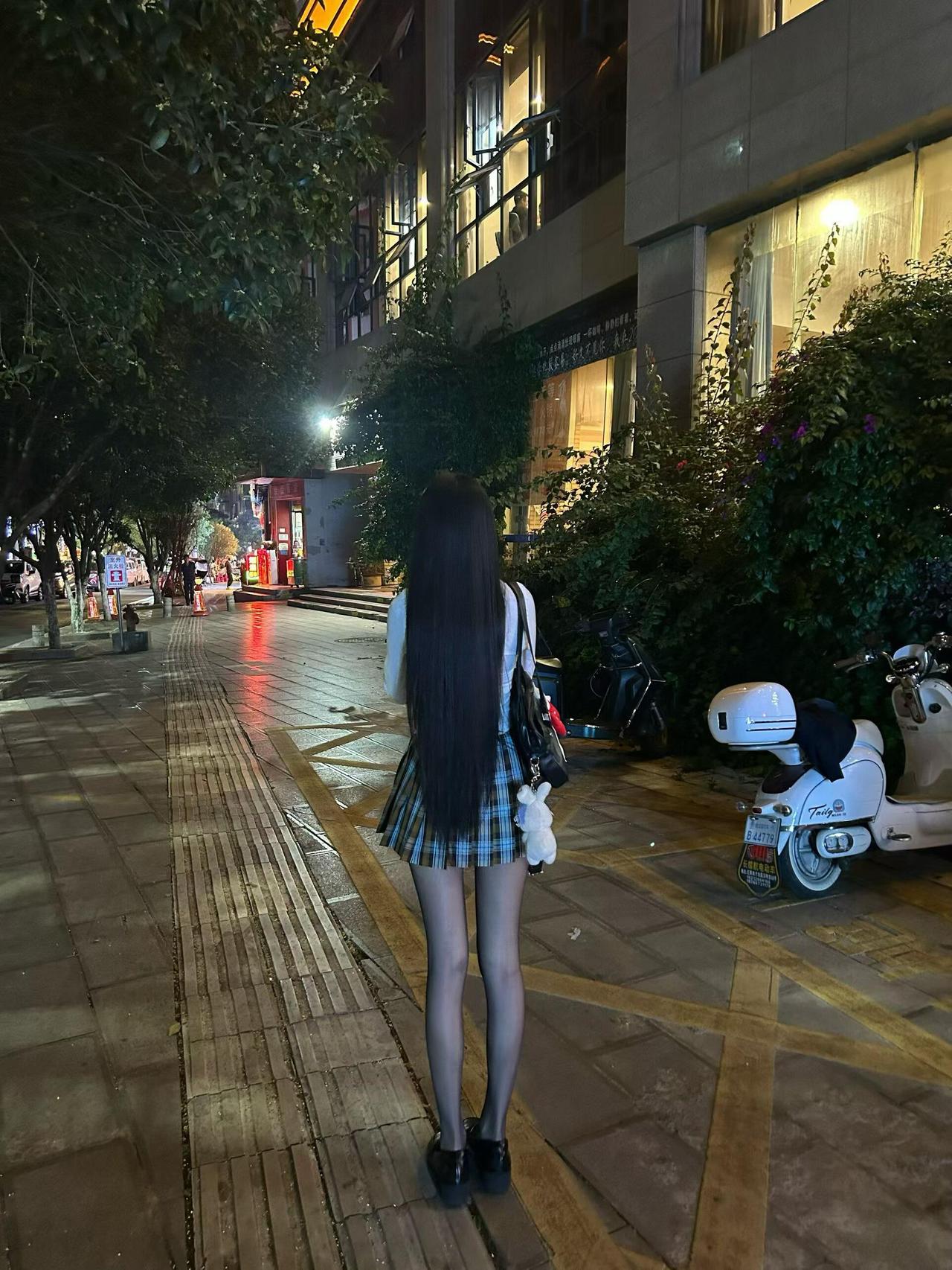 人这一生，
男人一定记住：
这个世界上，妻子永远比任何人重要。

父母会老，会走