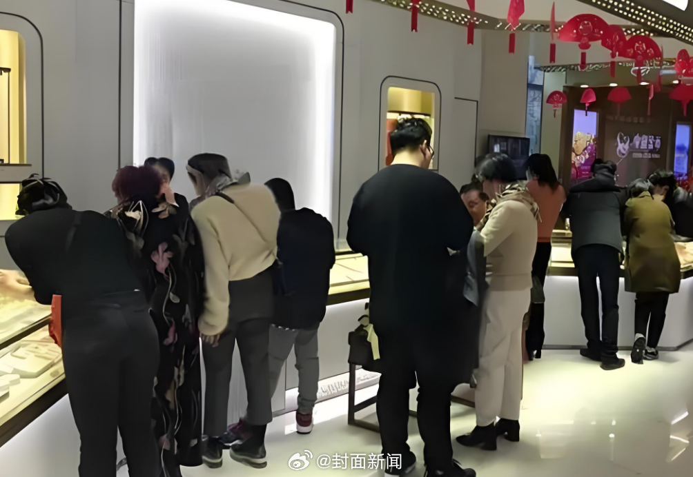 【金店导购员：#年轻人又爱上囤金豆#】#黄金价格缩水了吗#？4月23日，记者来到