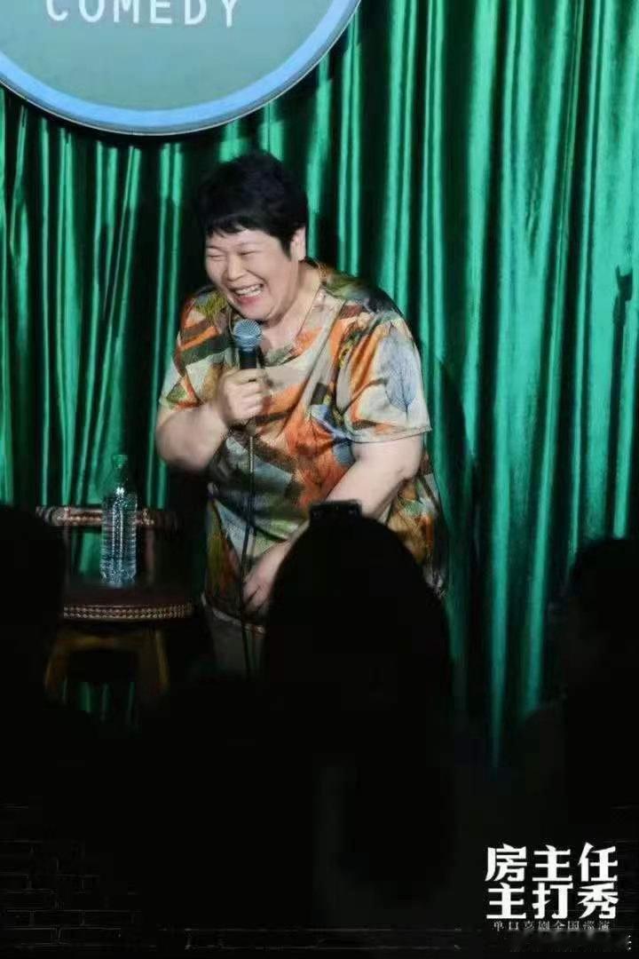 房主任淘汰喜剧之王单口季房主任这次的丧葬主题段子真的很考验分寸，鲜活还原乡土葬礼