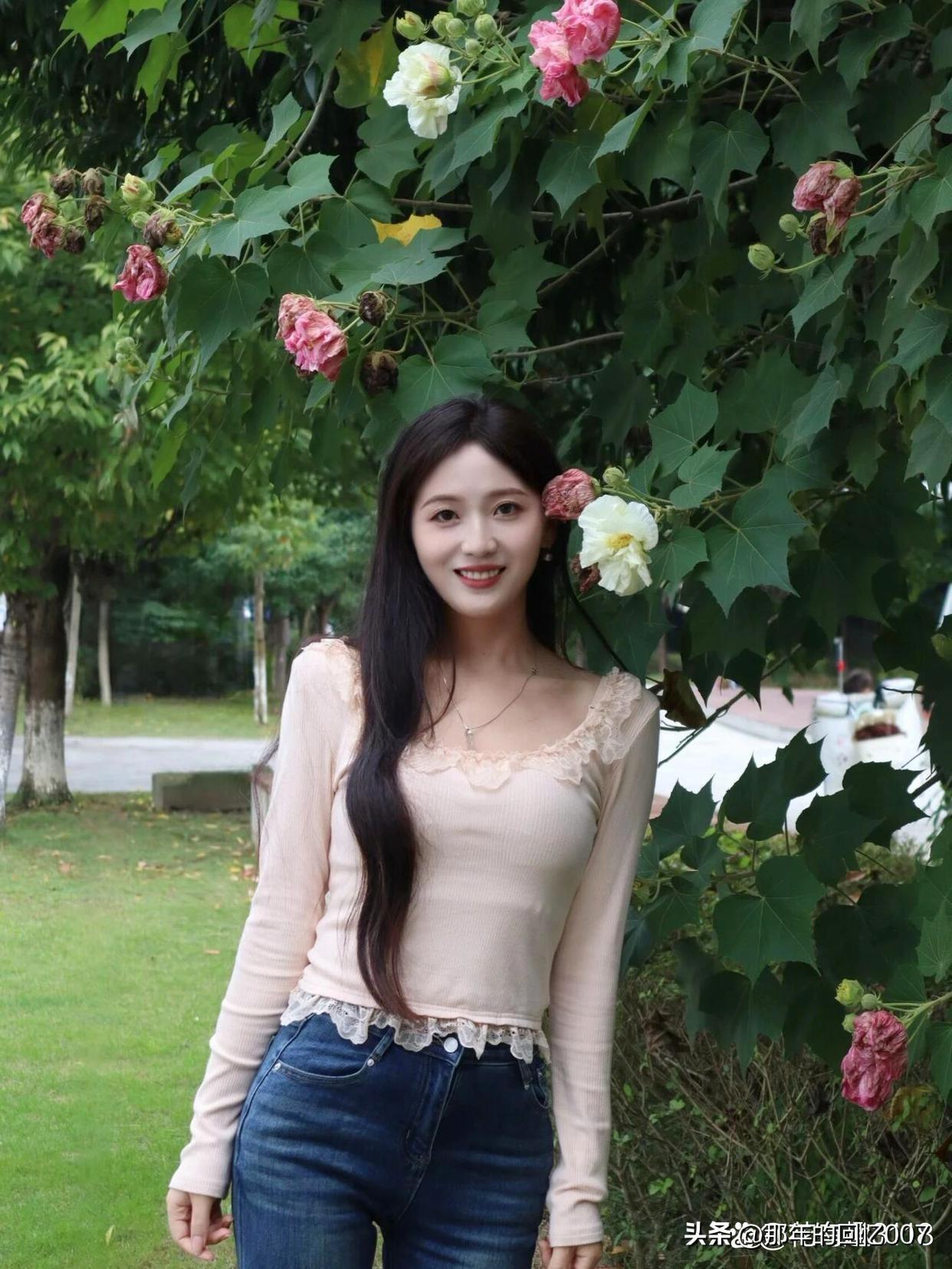 阳光下的甜美笑容，复古砖墙前的时尚穿搭