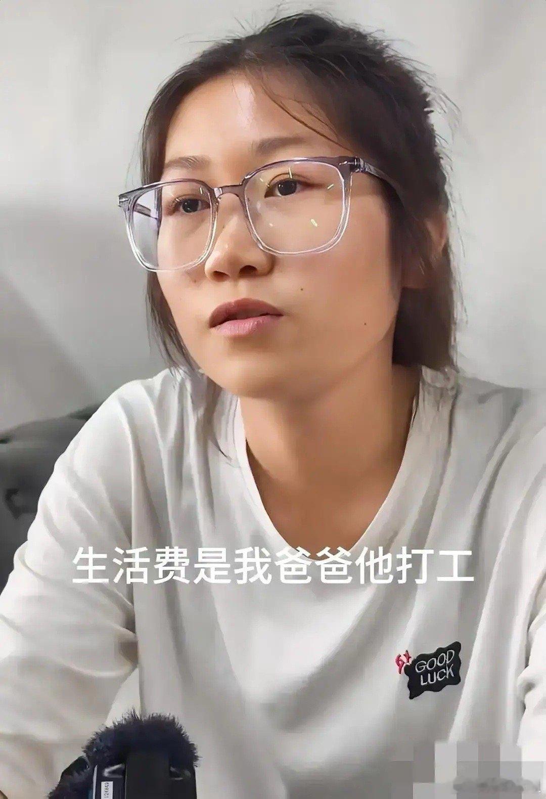扁担女孩出镜了！她说感谢各位叔叔阿姨，爷爷奶奶！对她的密切关注与关心。我会一如既