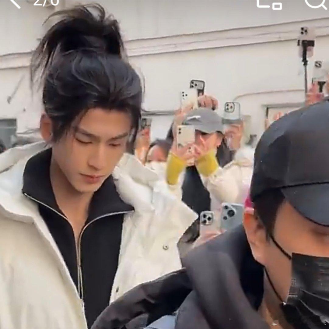 张凌赫首次出妆路透张凌赫高马尾少年感张凌赫高马尾少年感， 太帅了， 