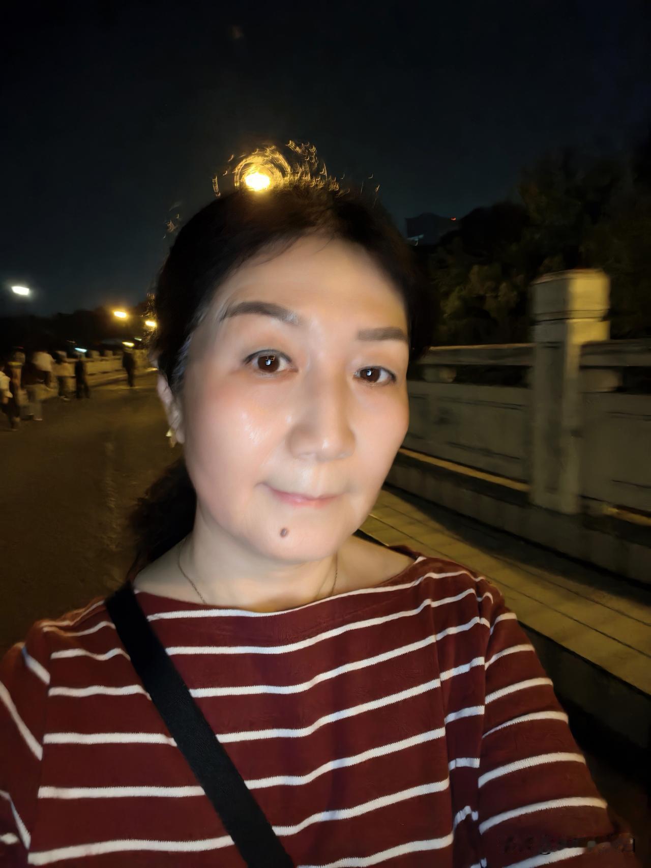 中午吃饱了，下午泡了一杯柠檬蜂蜜水
晚上吃了一根香蕉半个丑橘出来环湖
一身汗