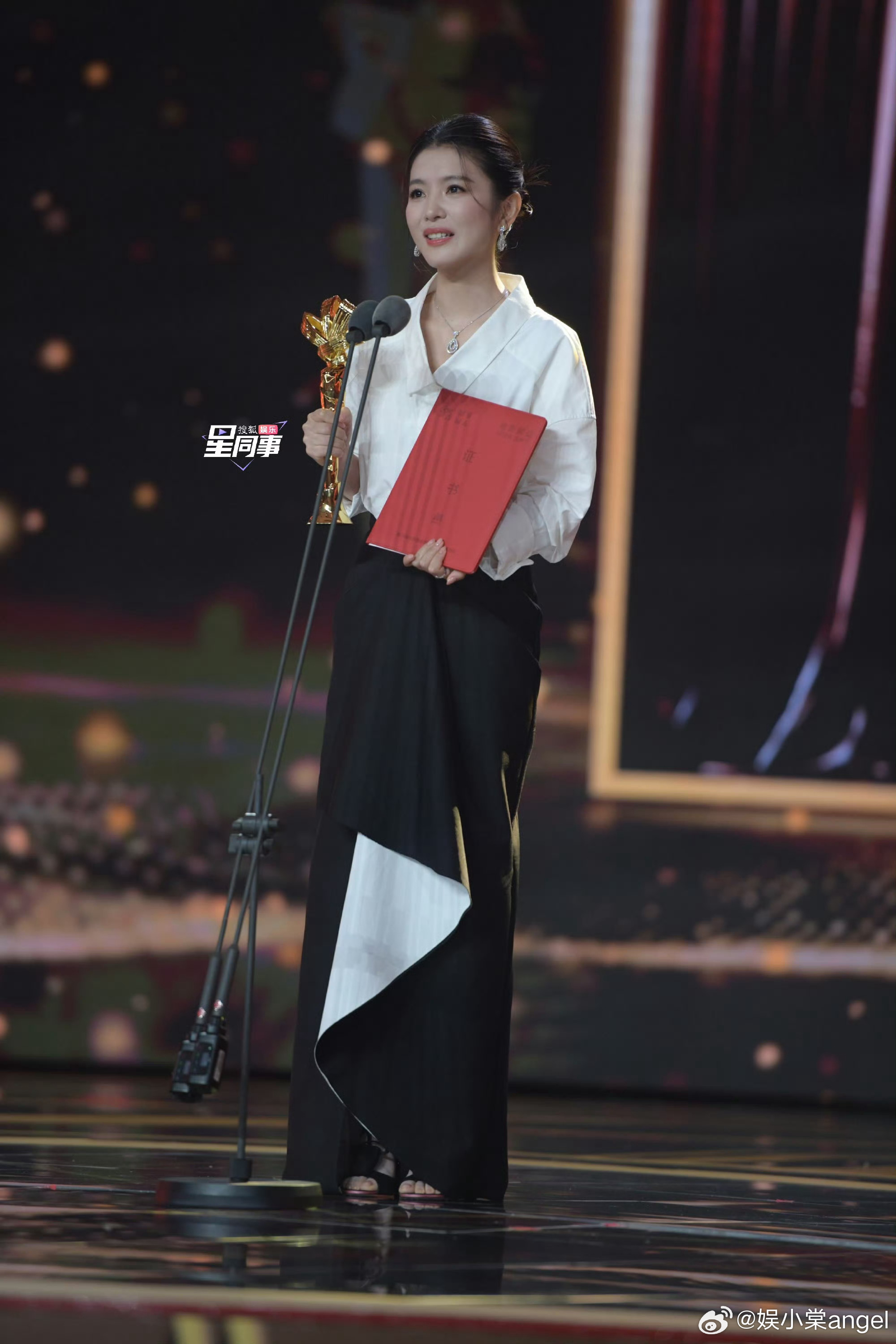 李云霄获最受传媒关注女配角 恭喜我们李云霄获得最受传媒关注女配角奖实至名归你就是