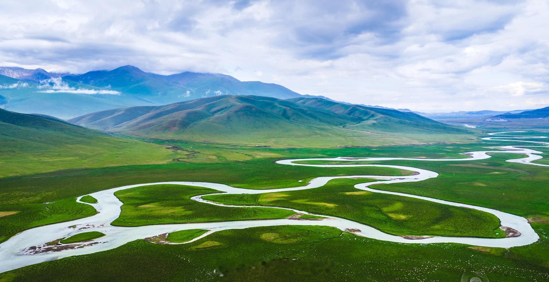 说巴音布鲁克难开，其实也就是在取景地那儿才难开的，剩下的地方真的还挺好的，从乔尔