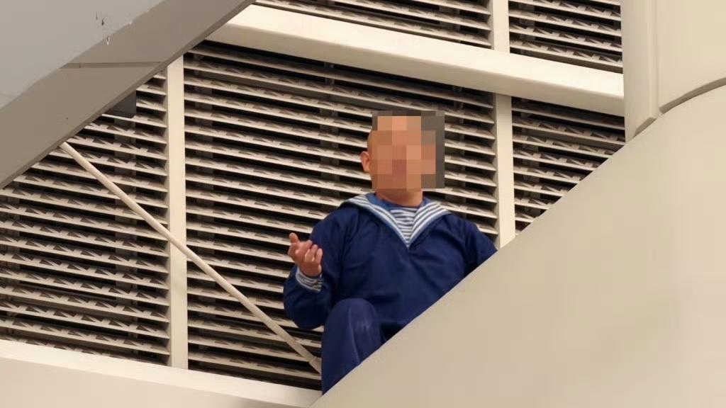 一内地中年男子香港机场跳楼，情绪激动，崩溃大哭，折腾了 3 个小时，香港警察才把
