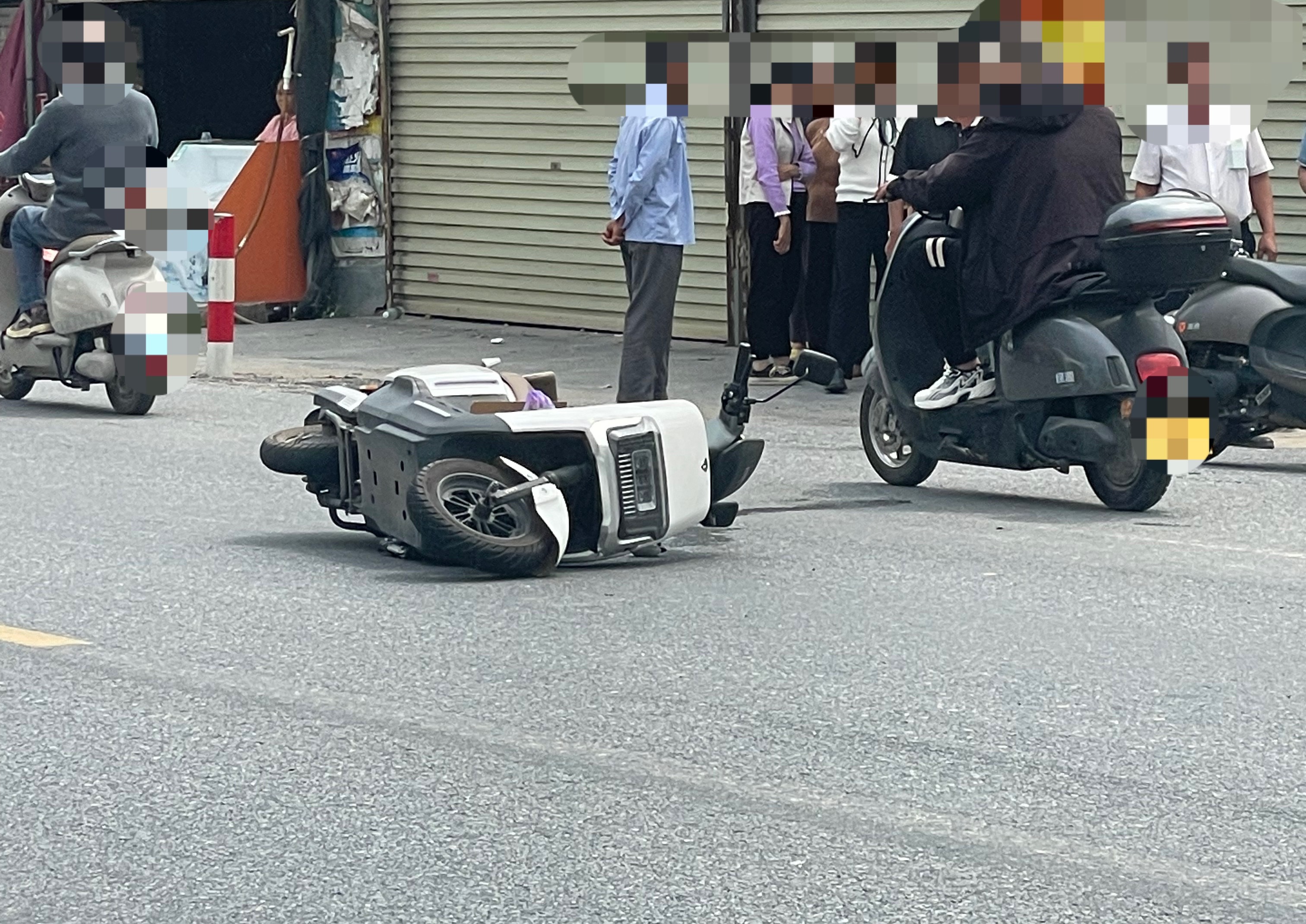 4月24日，玉林睦马村路口电车被小车撞倒有人躺地上。同城热点创作计划 玉林·睦马