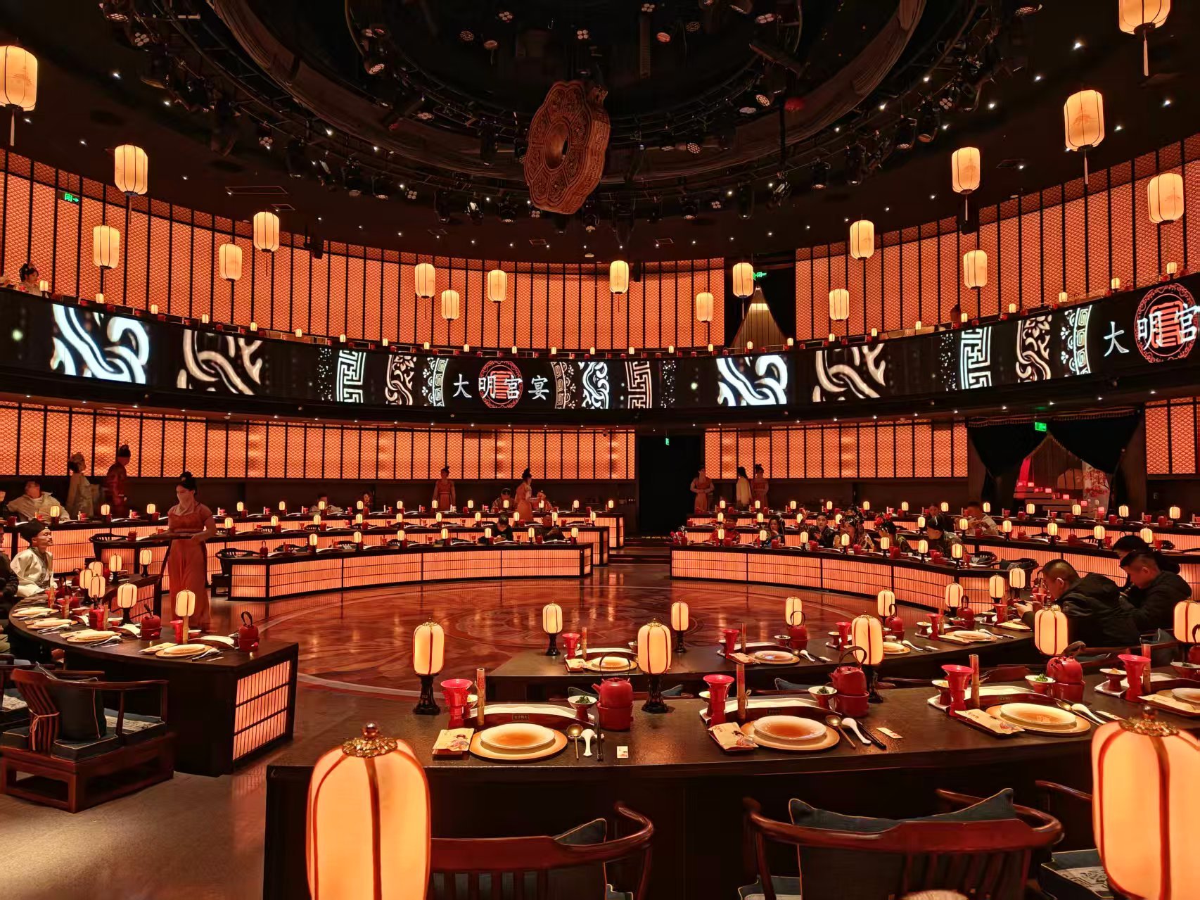 给我妈整了一个西安的大明宫赋，干饭+演出的，最近这种融合餐饮很火，全国都有，感觉