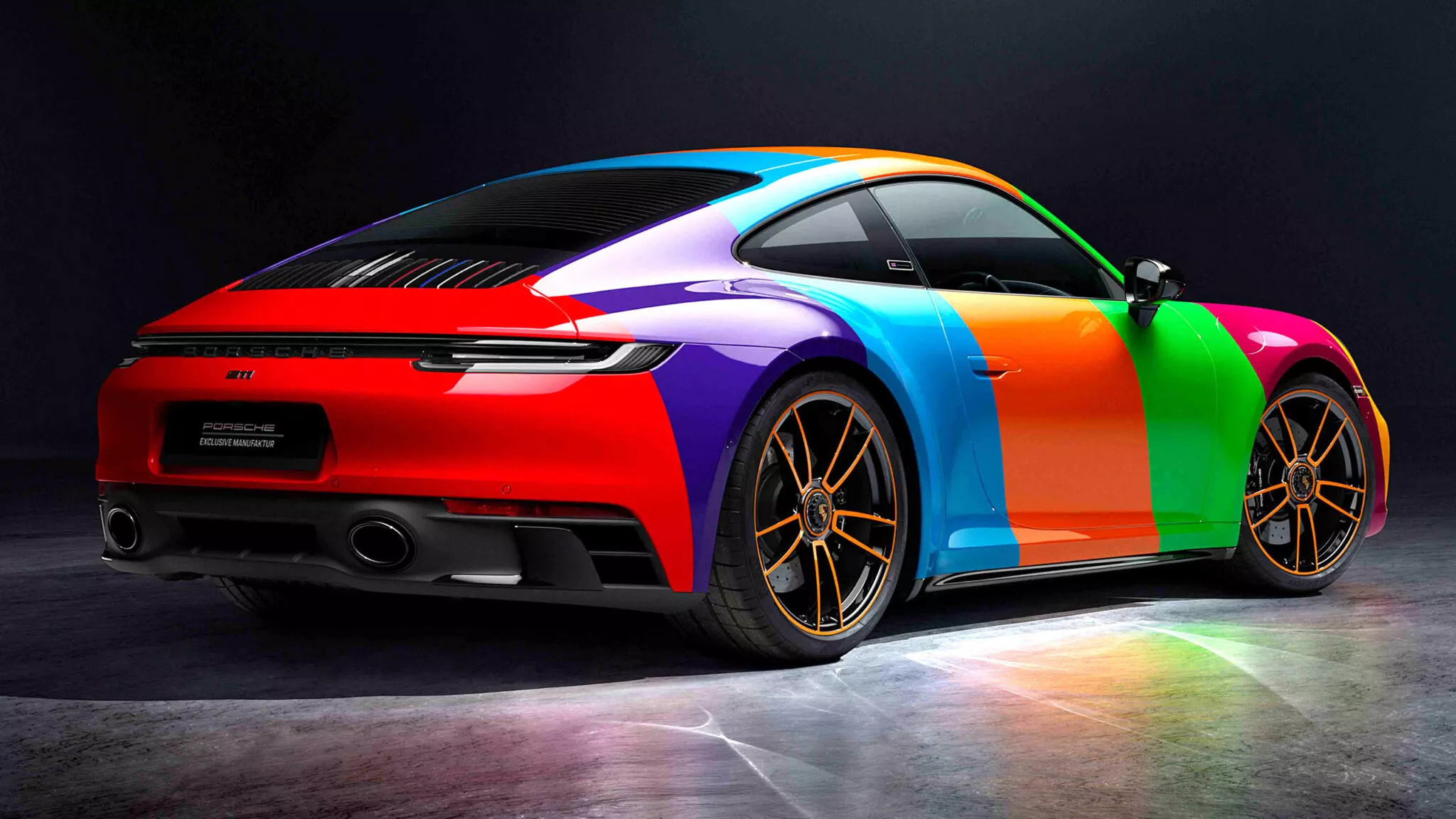 保时捷提交了一项关于特殊变色涂层的专利申请，利用摄像头分析驾驶者衣着的配色，然后