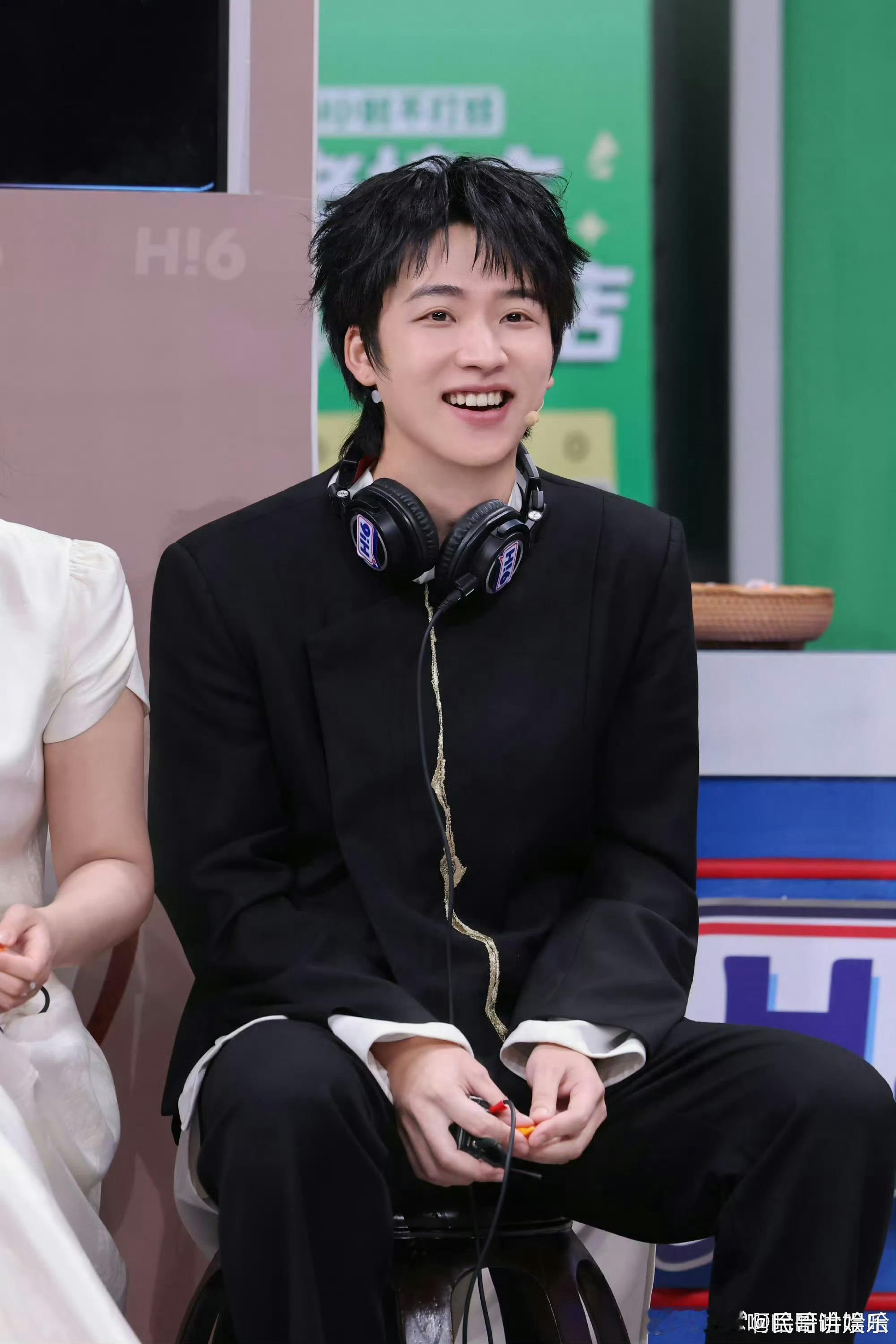 王赫野吴泽林 痒就去洗澡😆综艺搞笑片段出圈，王赫野被瘙痒困扰，吴泽林脑回路清奇