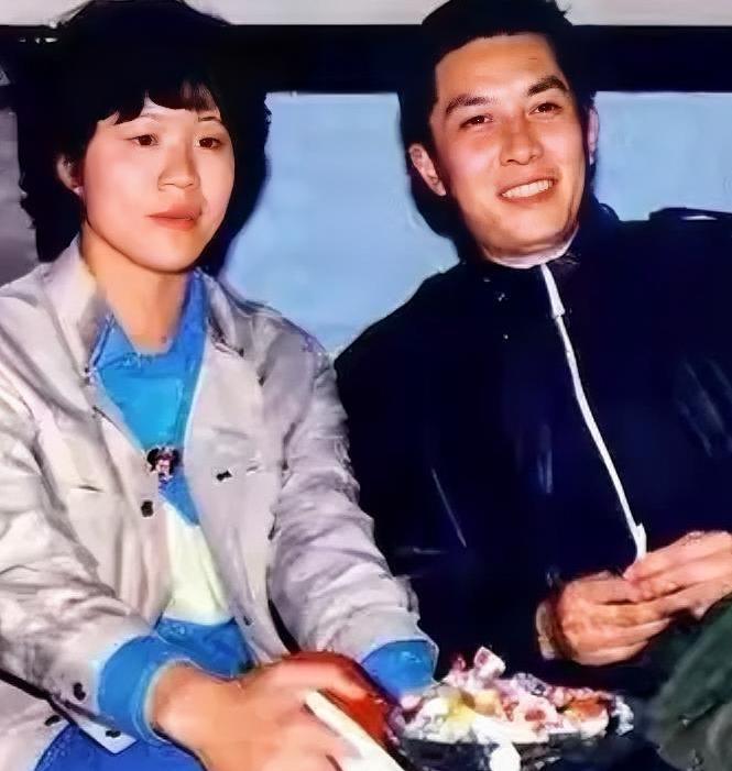 能一眼认出他俩的，都是八十年代的追星族。当年，文体明星大联欢，让追星族们热煞了眼