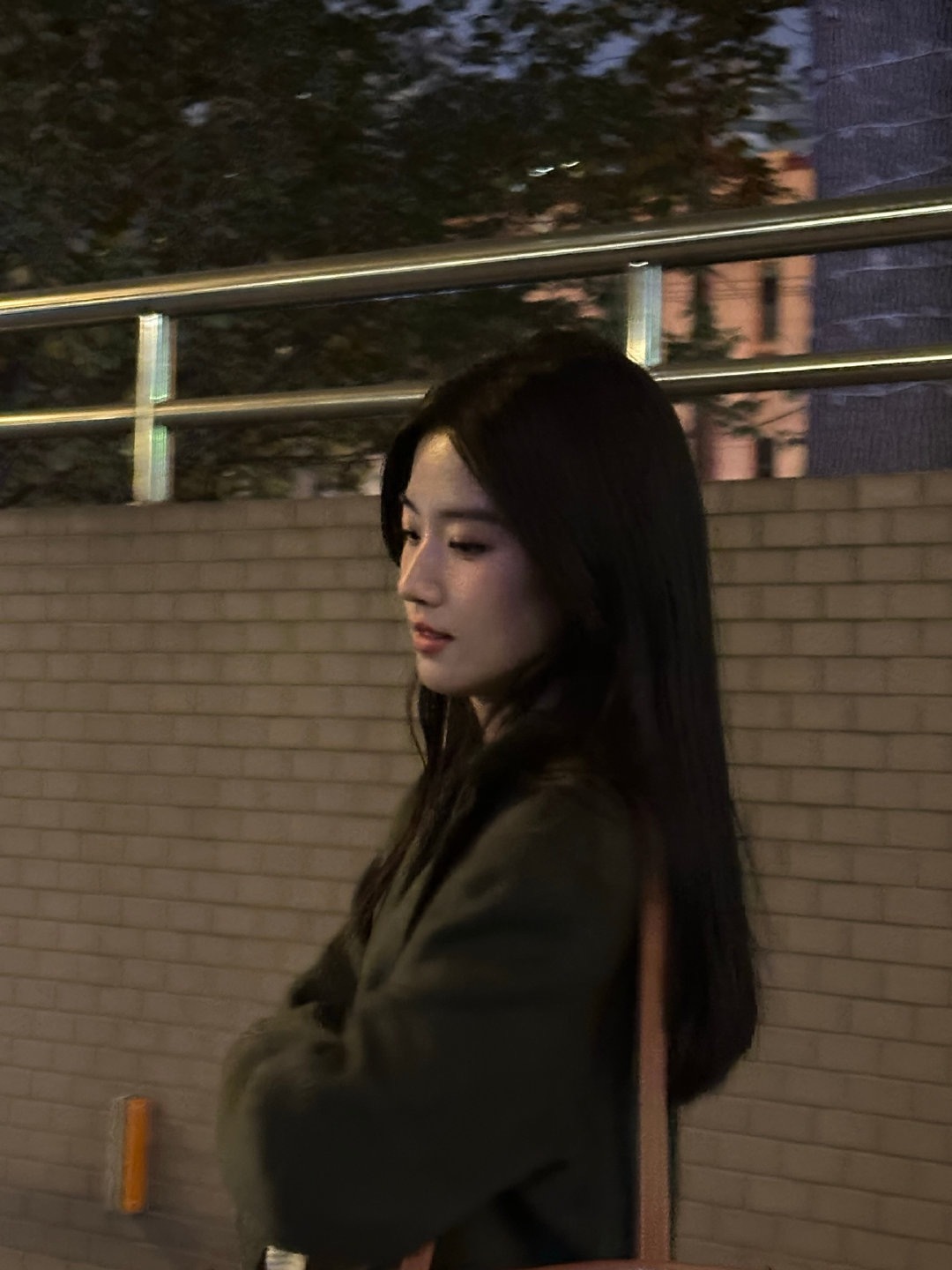 卢昱晓的骨相胜过皮相，所以给人感觉有种自然而又踏实的美💐🍄🌺🌻 ​​​