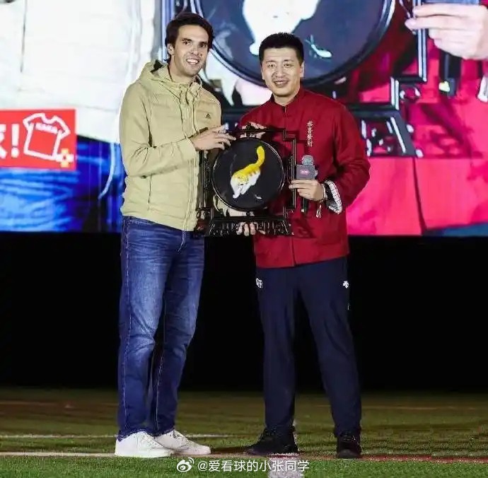 AC米兰足球俱乐部发文悼念张雪峰2026年3月24日，知名教育从业者、峰学蔚来创