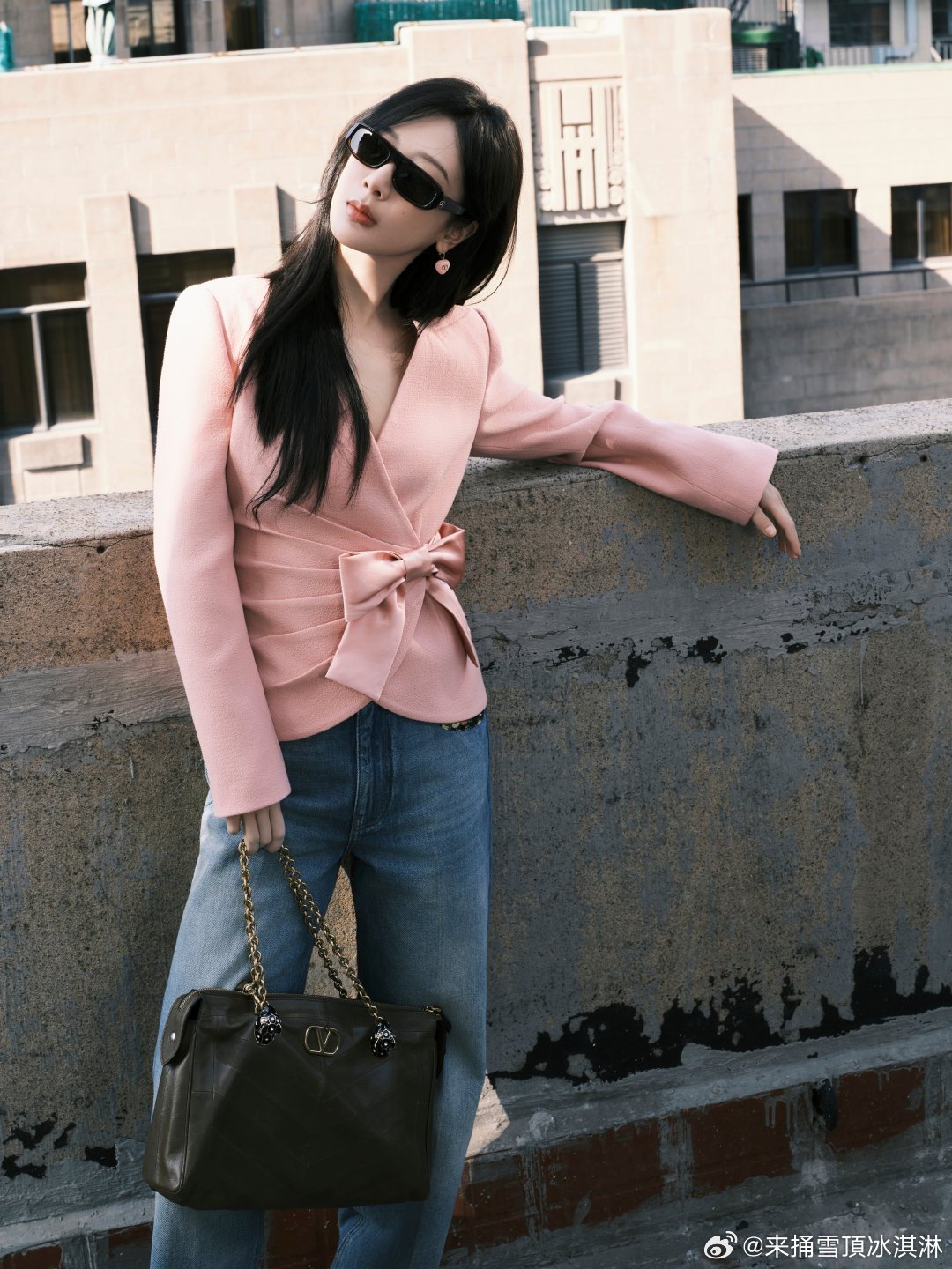 杨紫启程罗马造型杨紫启程罗马看秀也行 