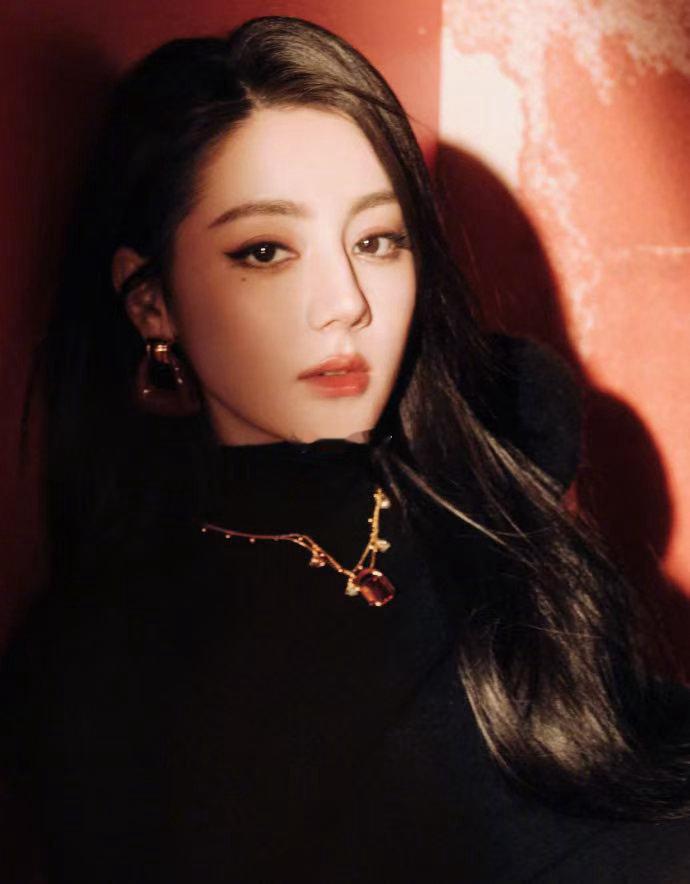 综艺玫瑰与骑士拟邀迪丽热巴刘耀文迪丽热巴爱奇艺新综艺 迪丽热巴上一部常驻综艺还是