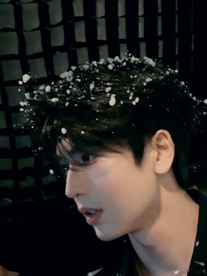 张凌赫新代言礼盒32秒售罄   这是什么 “秒没” 速度！张凌赫新代言的颐莲礼盒