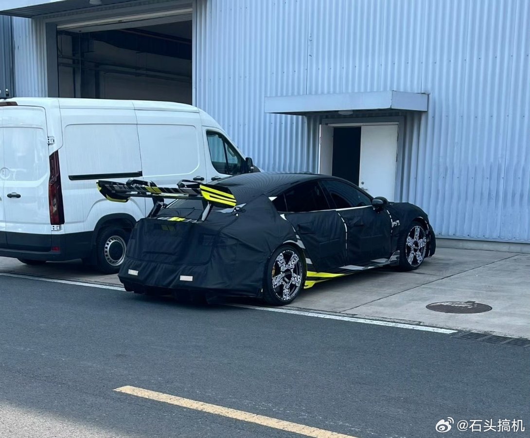 这是新款小米SU7 Ultra？仍然是四门车，就是我勒个去，这尾翼也太吓人了吧？