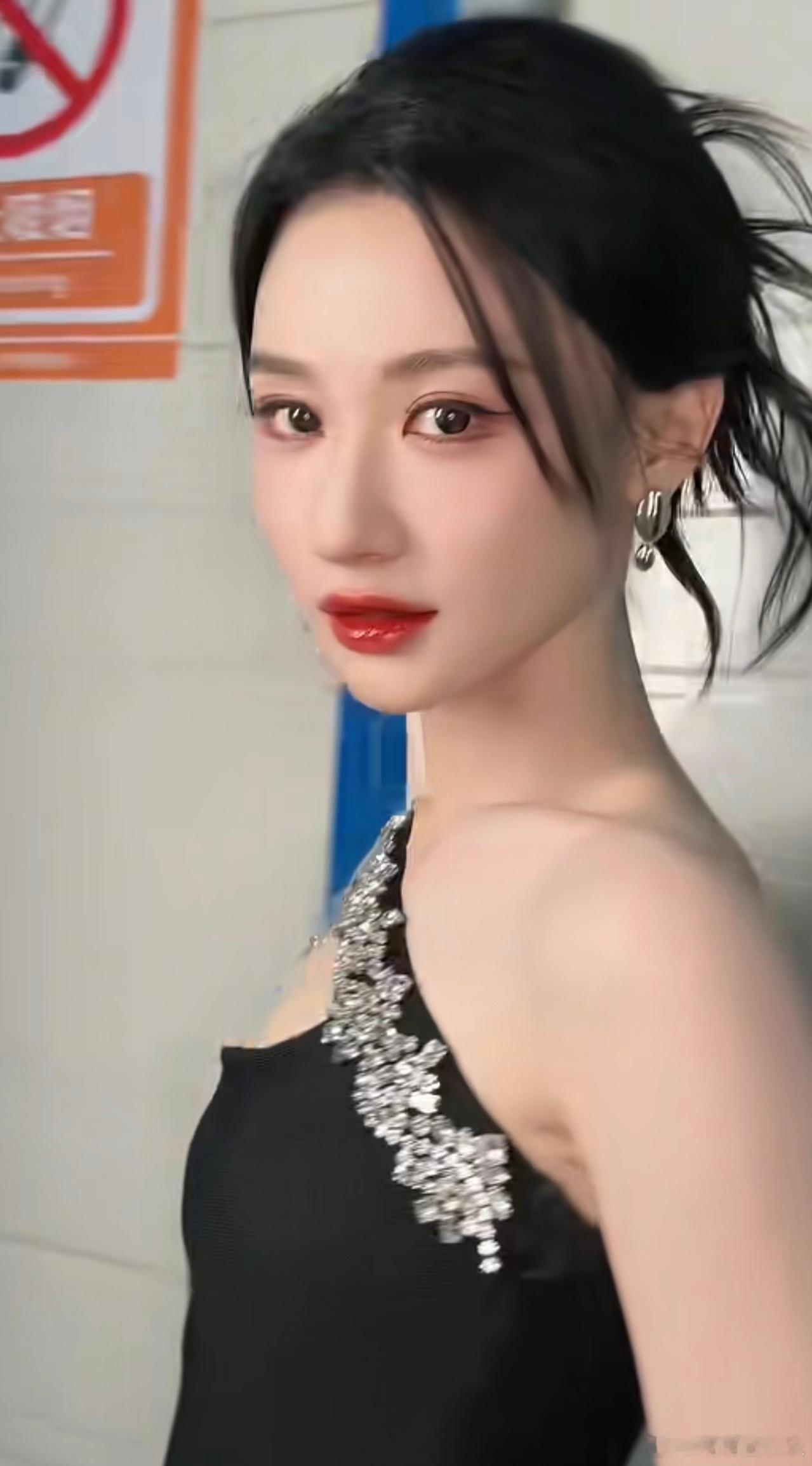 何宣林虽然被淘汰，但这次的浪姐，对她加成很大。 在浪姐之前，她基本上没有知名度，