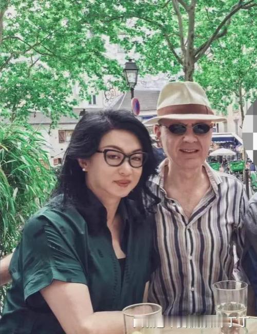 朋友说，昨儿在玛黑区那个露天咖啡馆，正喝着拿铁呢，一抬头就瞅见金星了。墨绿色西装