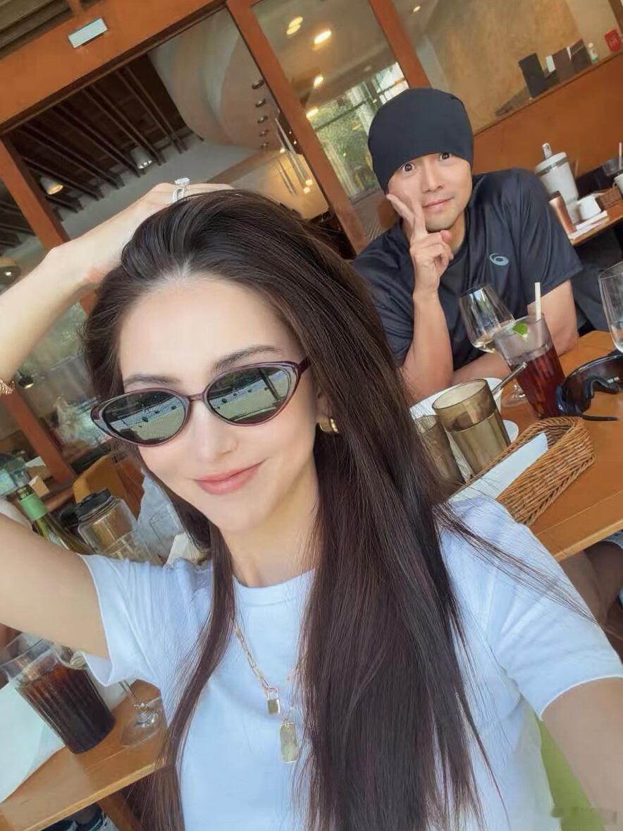 昆凌周杰伦庆祝拿奖杯周杰伦对昆凌镜头比耶周杰伦拿奖，昆凌直接化身头号粉丝在线打 