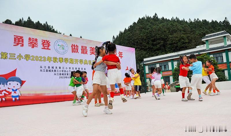 陪完小学六年，想掏心窝跟三年级家长说几句真心话
 
刚走完小学六年，回头看三年级