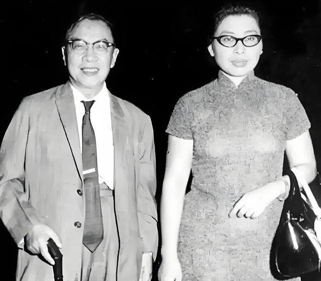 1956年，61岁的钱穆在香港举行三婚，迎娶27岁的胡美琦。新婚夜，他突然拿出一