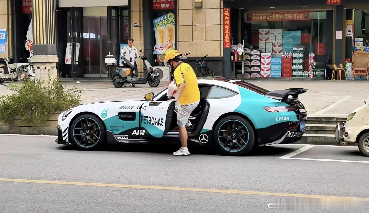嗯，抛开美团标签加成，这个高饱和短袖和超车车身颜色反倒挺搭[捂嘴哭]这是没苦硬吃