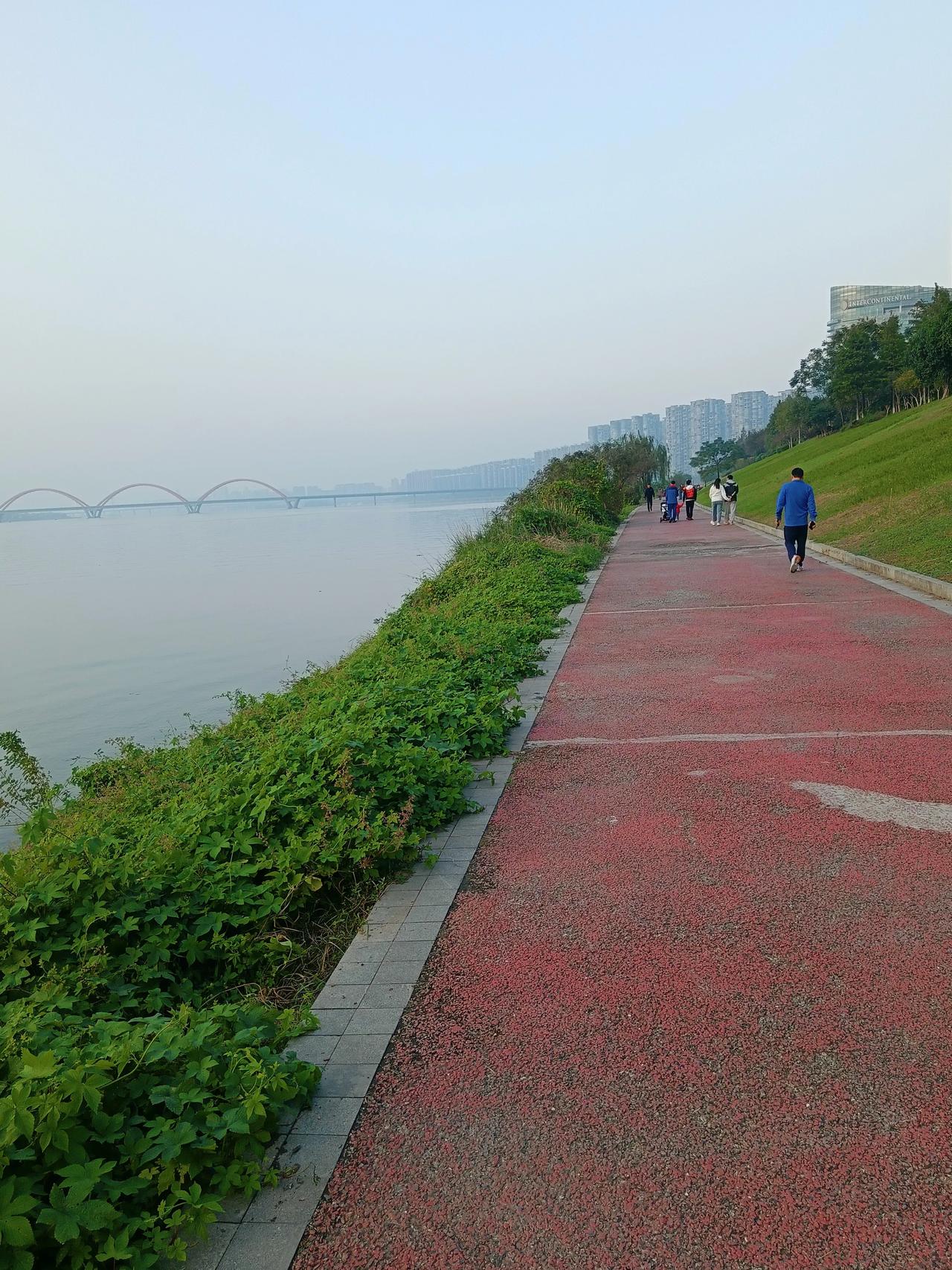 这是长沙湘江边，我经常散步静思的地方。非宁静无以致远。现在股市3000点位置，正