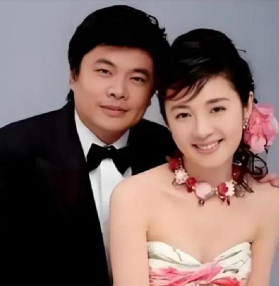 2004年，亿万富翁丁健对妻子说：“给你一个亿，离婚吧，我爱上别人了”，可妻子抱